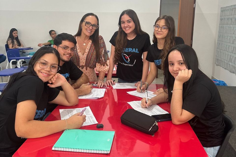 Professora Luana Menta com alunos do Federal Preparatório (Foto: Divulgação)